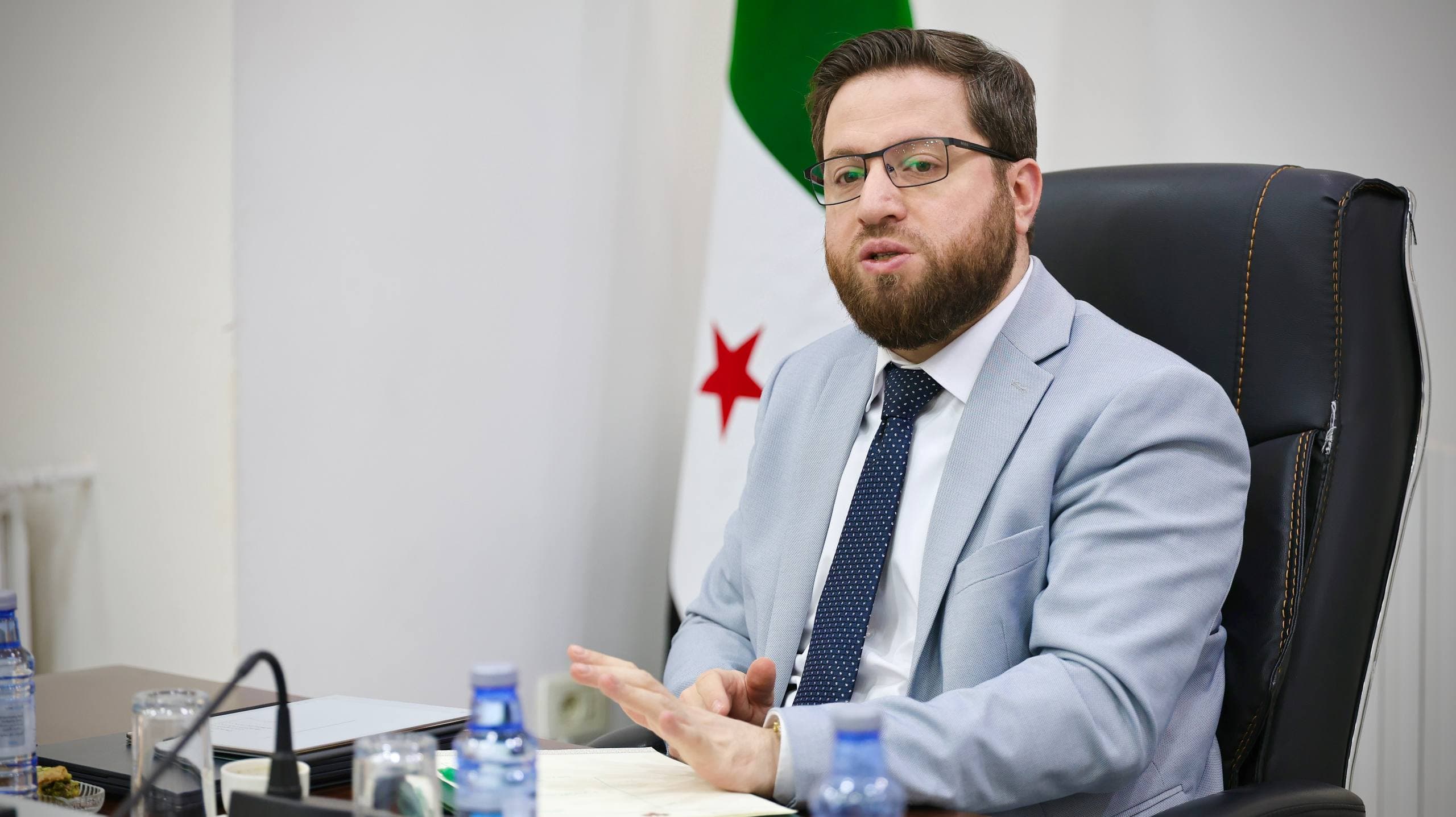 الوزير السكاف يتابع مع مدير التنمية الإدارية في حمص وفريقه مشروع التدوير الوظيفي ومشروعات التطوير الإداري في المحافظة