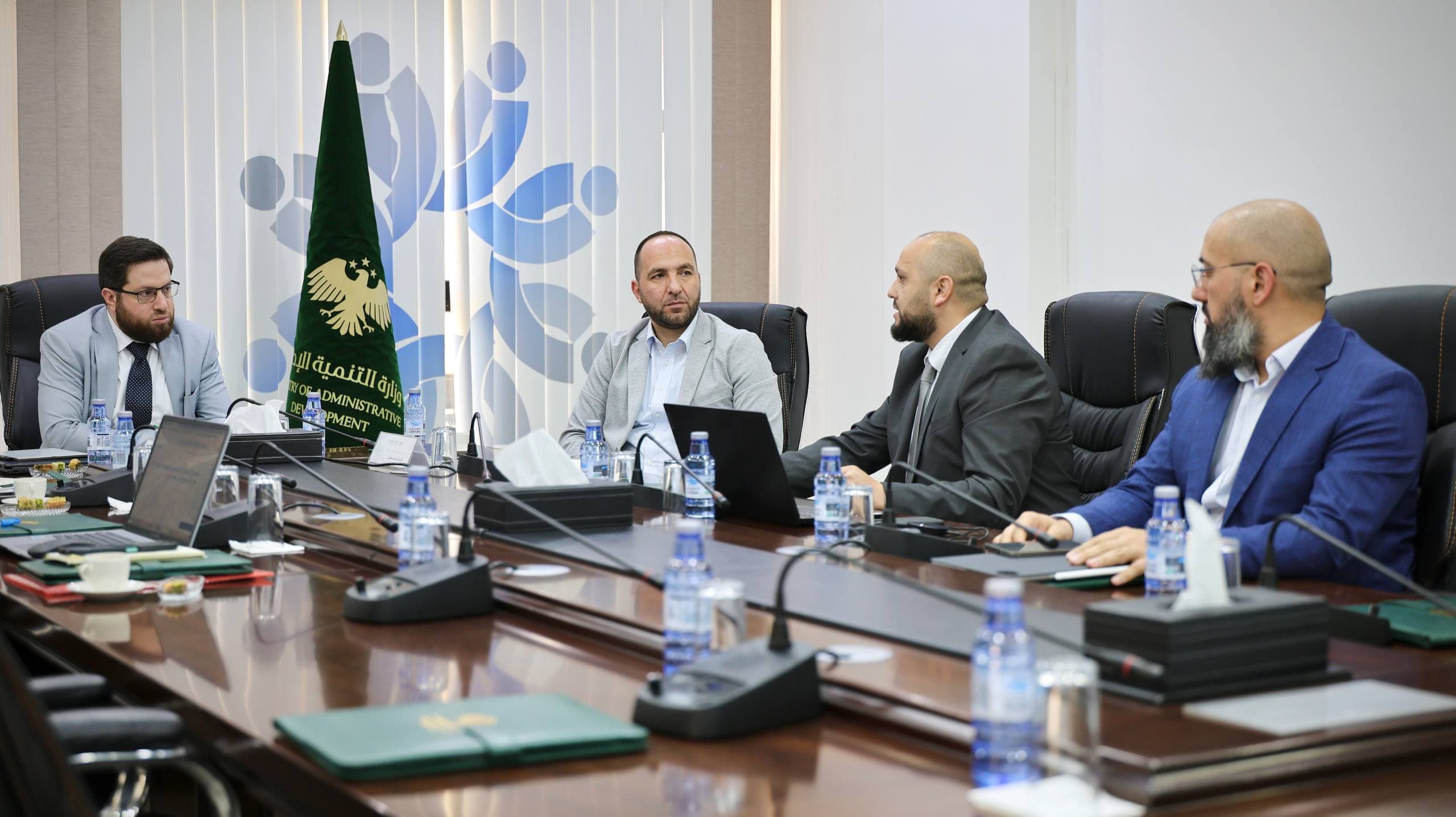 الوزير السكاف يتابع مع مدير التنمية الإدارية في حمص وفريقه مشروع التدوير الوظيفي ومشروعات التطوير الإداري في المحافظة