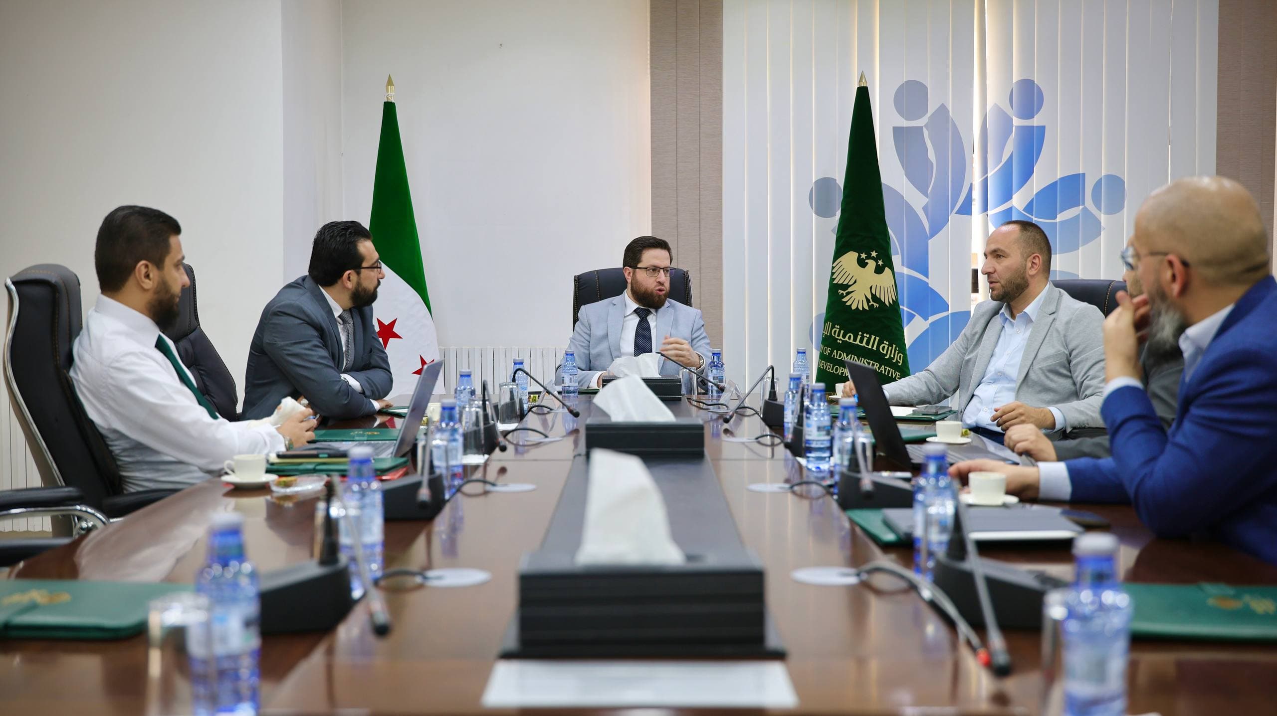 الوزير السكاف يتابع مع مدير التنمية الإدارية في حمص وفريقه مشروع التدوير الوظيفي ومشروعات التطوير الإداري في المحافظة