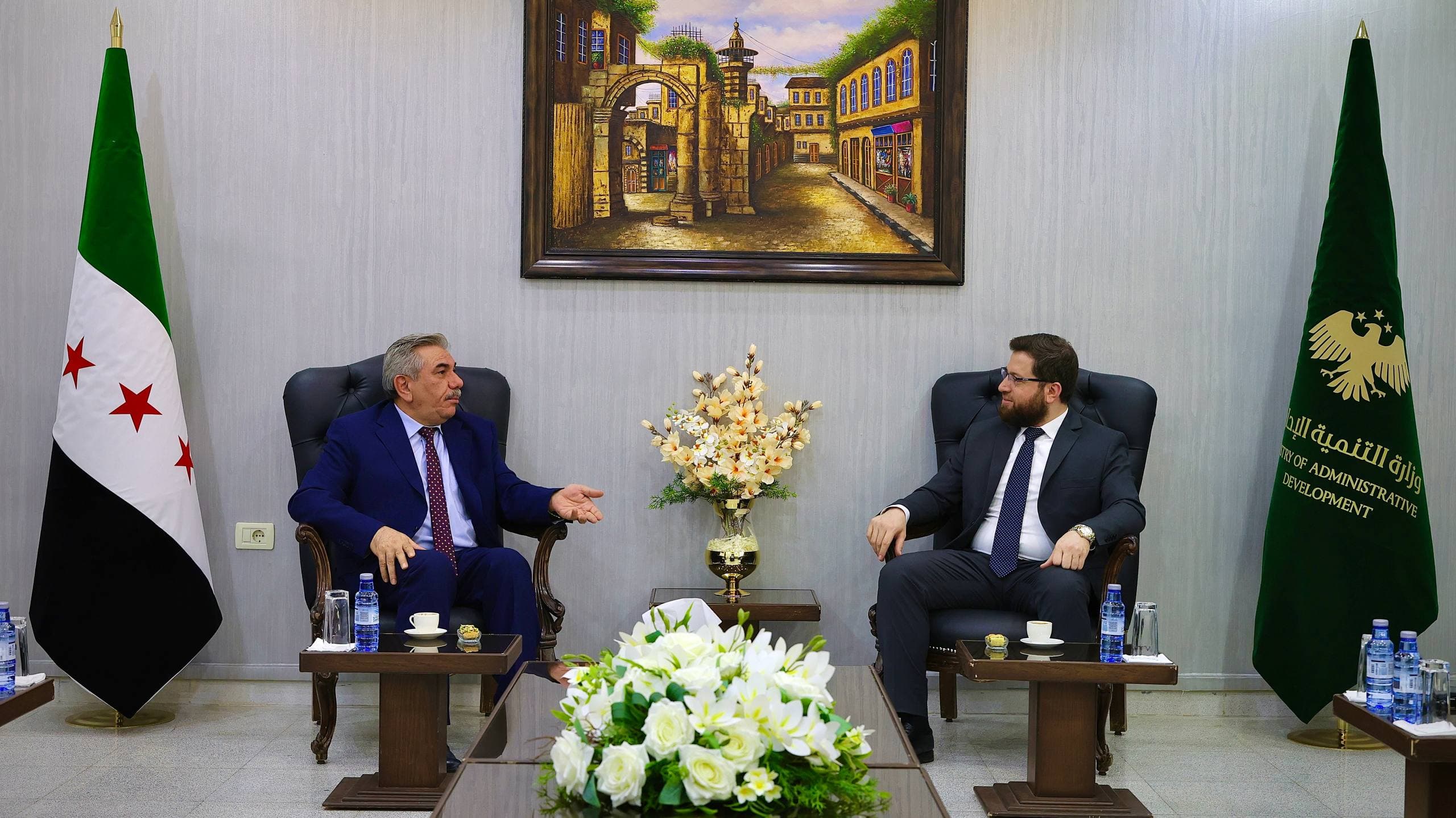 السيد السكاف مع محافظ الحسكة المهندس نور الدين أحمد وسبل دعم المحافظة على طاولة البحث