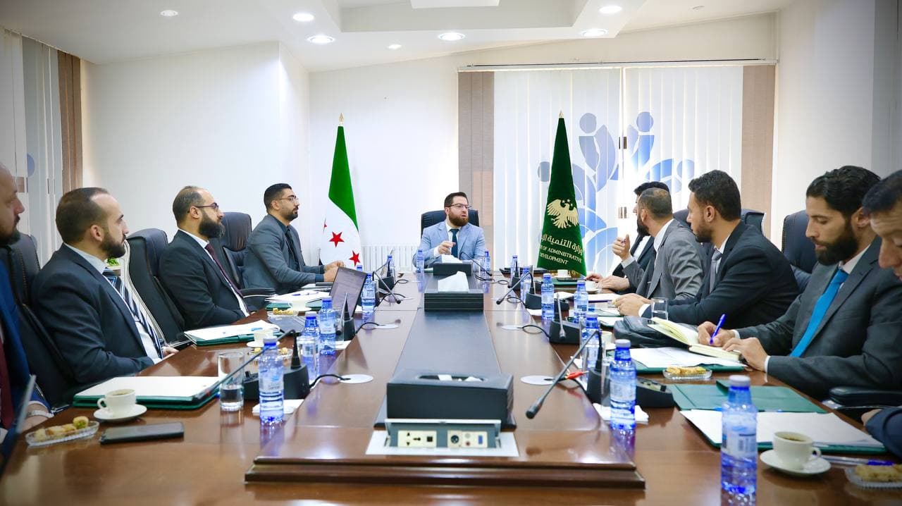 جلسة تقييمية لضبط بوصلة الأولويات وتعزيز كفاءة الأداء المؤسسي في مديرية التنمية الإدارية بريف دمشق