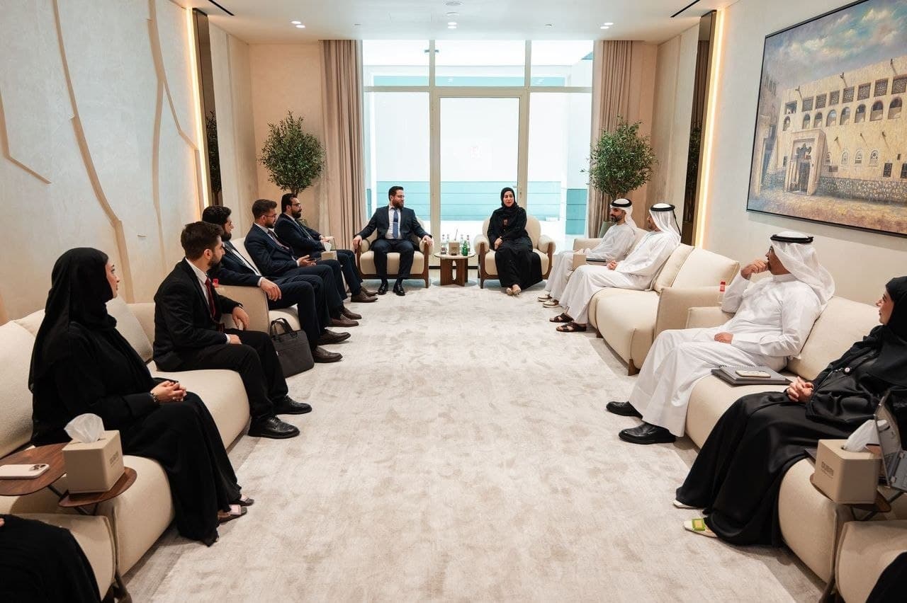 وزير التنمية الإدارية يبحث في دبي التعاون لتطوير الموارد البشرية والتحول الرقمي وبناء القدرات