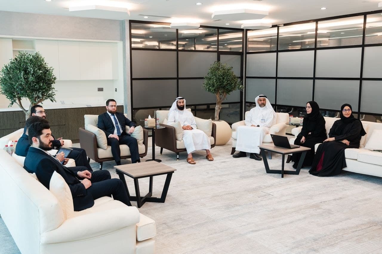 وزير التنمية الإدارية يبحث في دبي التعاون لتطوير الموارد البشرية والتحول الرقمي وبناء القدرات