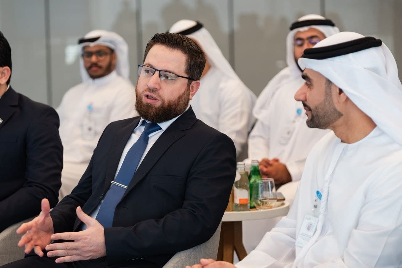 وزير التنمية الإدارية يبحث في دبي التعاون لتطوير الموارد البشرية والتحول الرقمي وبناء القدرات