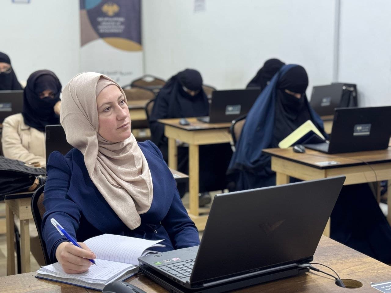 مديرية التنمية الإدارية في إدلب تنظم تدريباً حول أساسيات استخدام الذكاء الاصطناعي