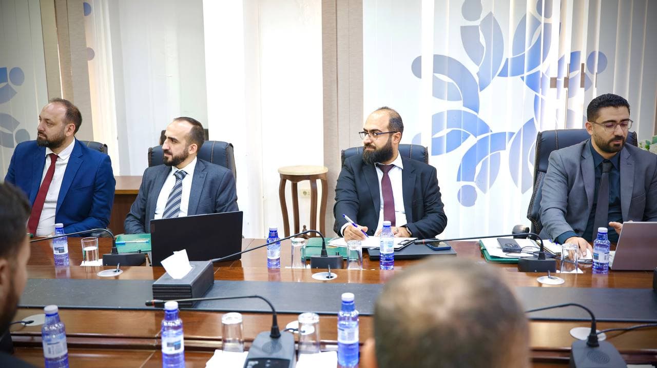 جلسة تقييمية لضبط بوصلة الأولويات وتعزيز كفاءة الأداء المؤسسي في مديرية التنمية الإدارية بريف دمشق