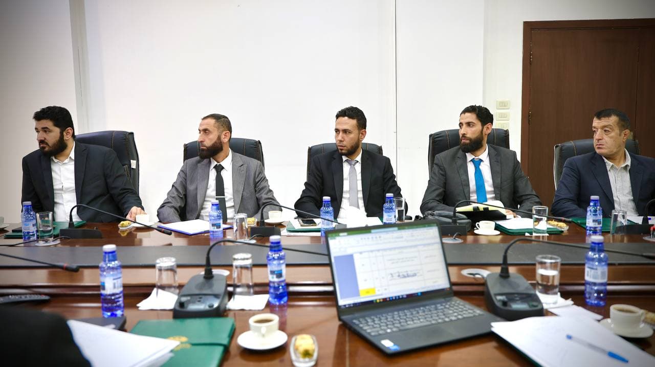 جلسة تقييمية لضبط بوصلة الأولويات وتعزيز كفاءة الأداء المؤسسي في مديرية التنمية الإدارية بريف دمشق